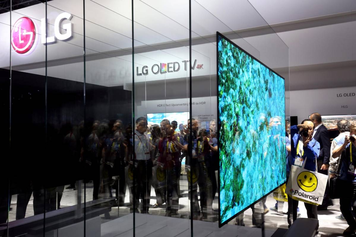  LG mostró a los aficionados su serie W televisión con tecnología OLED, que sobresale por la mínima anchura de sus dispositivos, sólo 2,57 milímetros. FOTO Reuters