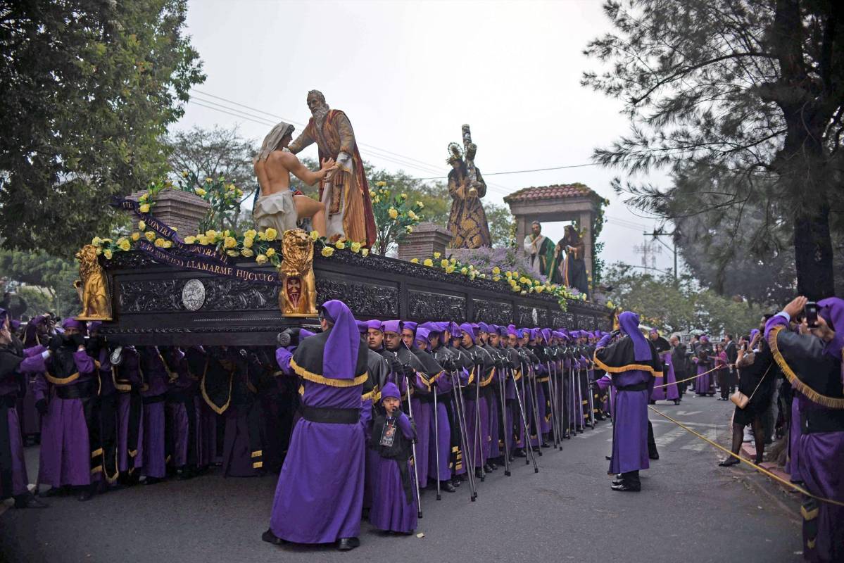 Devotos católicos hacen parte de la procesión de Jesús Nazareno de la Merced en el centro histórico de la ciudad de Guatamela (Guatemala). FOTO AFP
