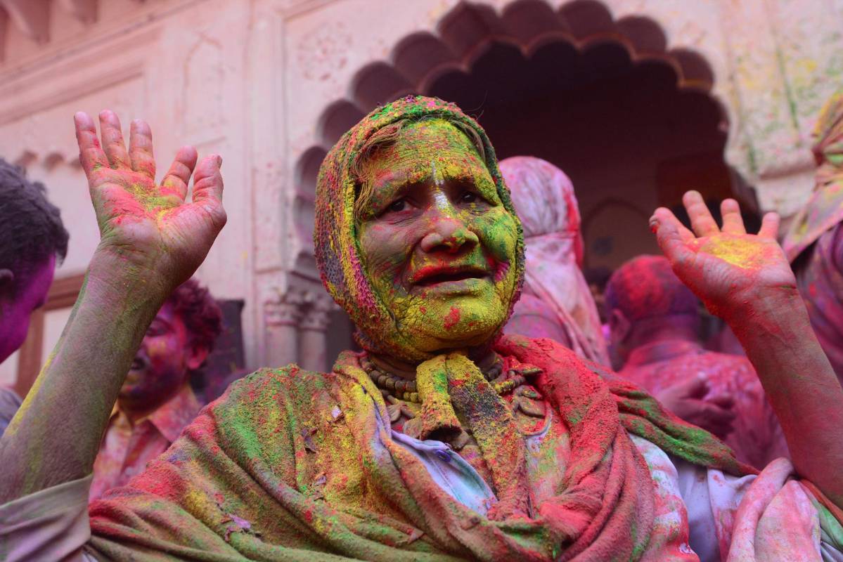 Verma lamentó la difícil situación de repudio que padecen las indias al enviudar: “Lo pierden todo y tampoco hay vida para ellas. No pueden vestir o tocar colores, ni participar en celebraciones familiares o sociales”, dijo. FOTO AFP