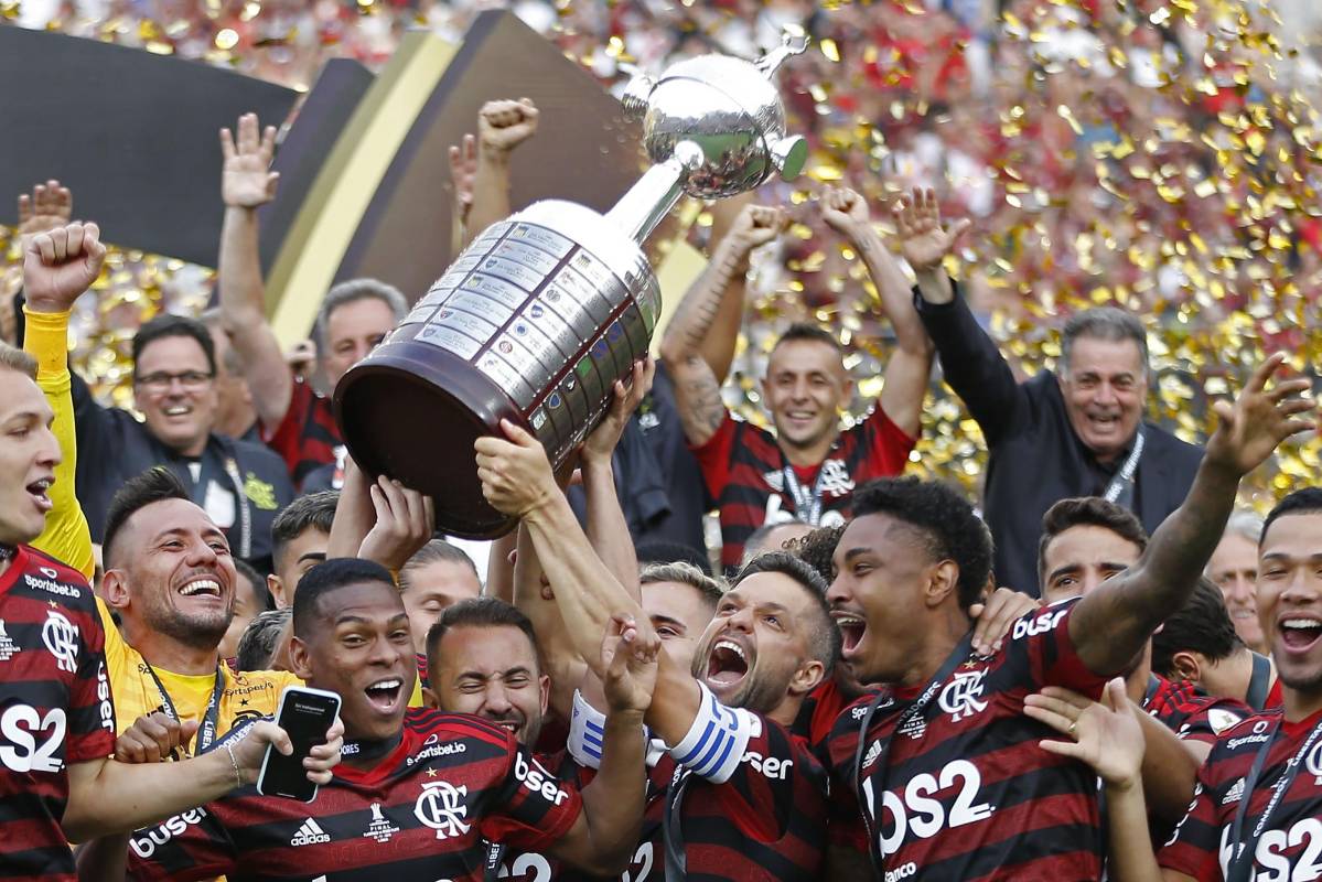 Apenas aterrizó, el copiloto sacó una bandera del Flamengo por la ventana de la cabina, emulando al exdelantero Romario, quien apareció por la ventana del avión con el que llegó la selección brasileña a Rio de Janeiro en 1994 tras ganar el Mundial de Estados Unidos. Foto: AFP
