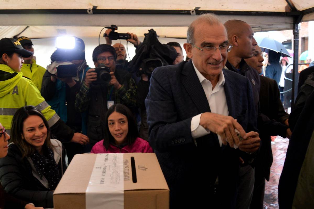 También el jefe negociador del Gobierno en los diálogos de paz, Humberto de la Calle, llamó a los colombianos a “desafiar la lluvia” y salir a votar en un país donde la abstención fluctúa tradicionalmente entre el 50 % y el 60 %. FOTO AFP