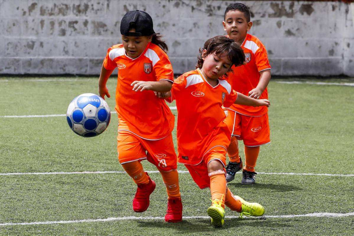 No son expertos en jugar fútbol pero disfrutan mucho con el balón. Foto: Jaime Pérez Munevar
