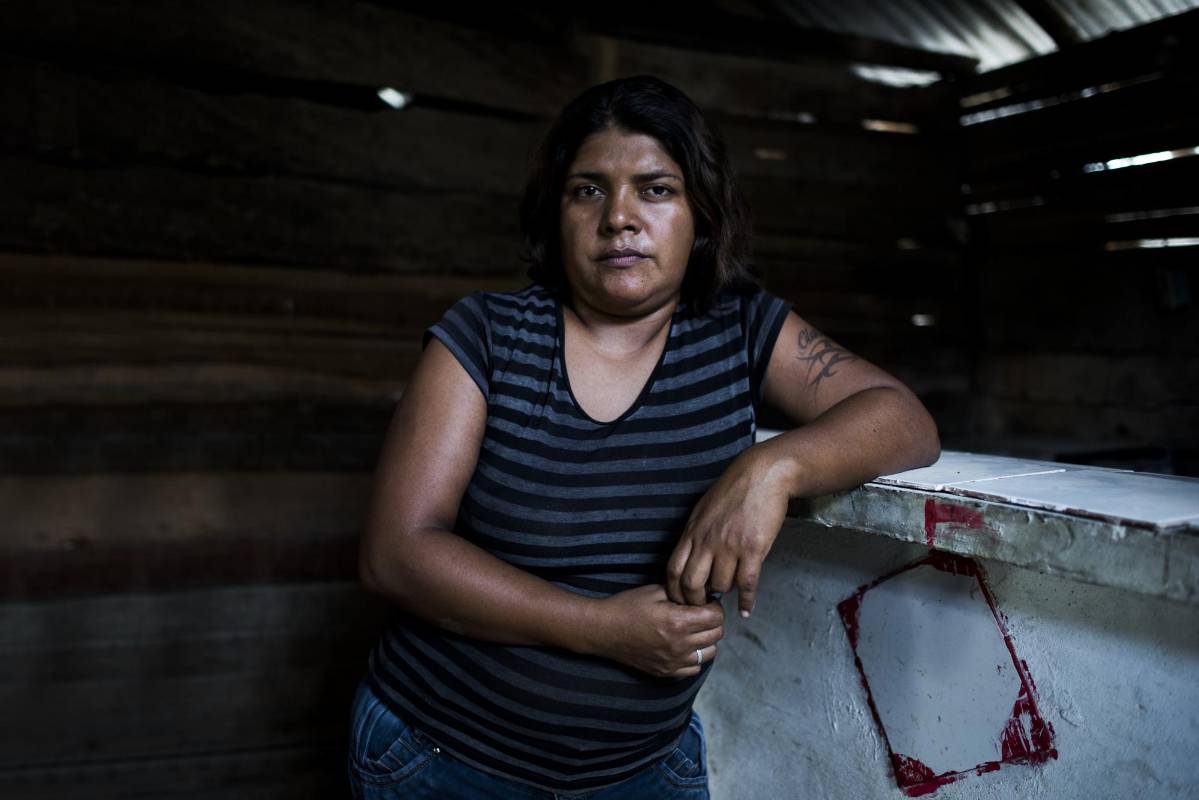 Claudia Cáceres, es víctima de violencia sexual. Un paramilitar abusó sexualmente de ella para que “dejara de ser lesbiana”; y a raíz de esto nació su hijo. Actualmente maneja un mototaxi en el municipio de Turbaco, Bolívar. Foto: Charlie Cordero 
