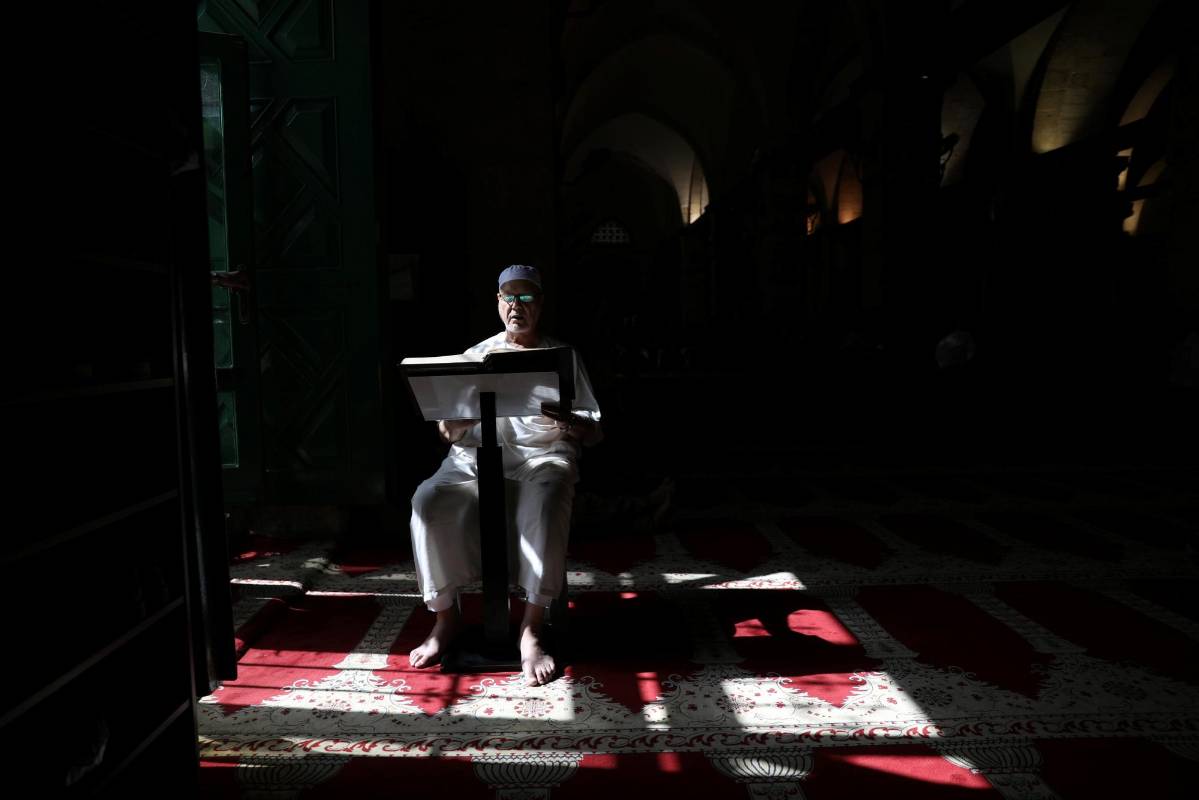 Este mes conmemora el momento en que Alá, dios de los musulmanes entrega las escrituras sagradas a Mahoma, su profeta. Durante todo el mes se privilegia la oración, el estudio de las escrituras y el ayuno durante las horas de sol. Foto: Reuters