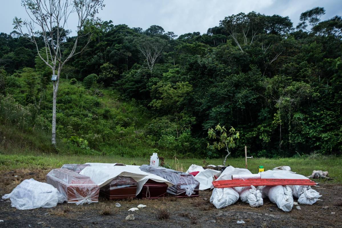 Muchos cuerpos siguen sin ser identificados en el cementerio y la morgue. Mocoa ya está en alerta sanitaria por la descomposición de los cuerpos y por los animales que también fallecieron en la avalancha. Foto: Andrés Cardona