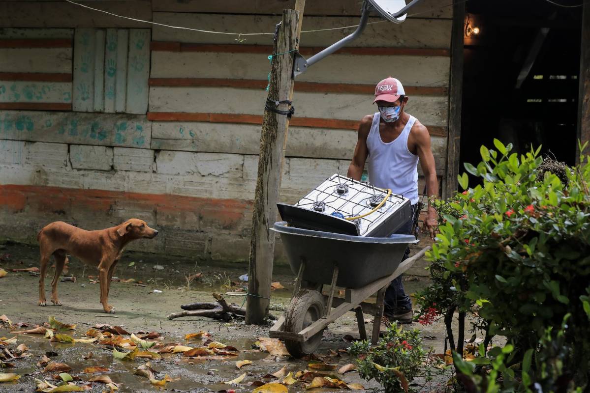 En un caserío conocido como La Isla de la Amargura de Cáceres, Antioquia, el clan del golfo amenazó a sus pobladores, todos ellos campesinos, el pasado 2 de septiembre lo que causó una salida masiva por temor a represalias de este grupo armado ilegal. Hoy este lugar está vacío. Foto: Jaime Pérez, enviado especial.