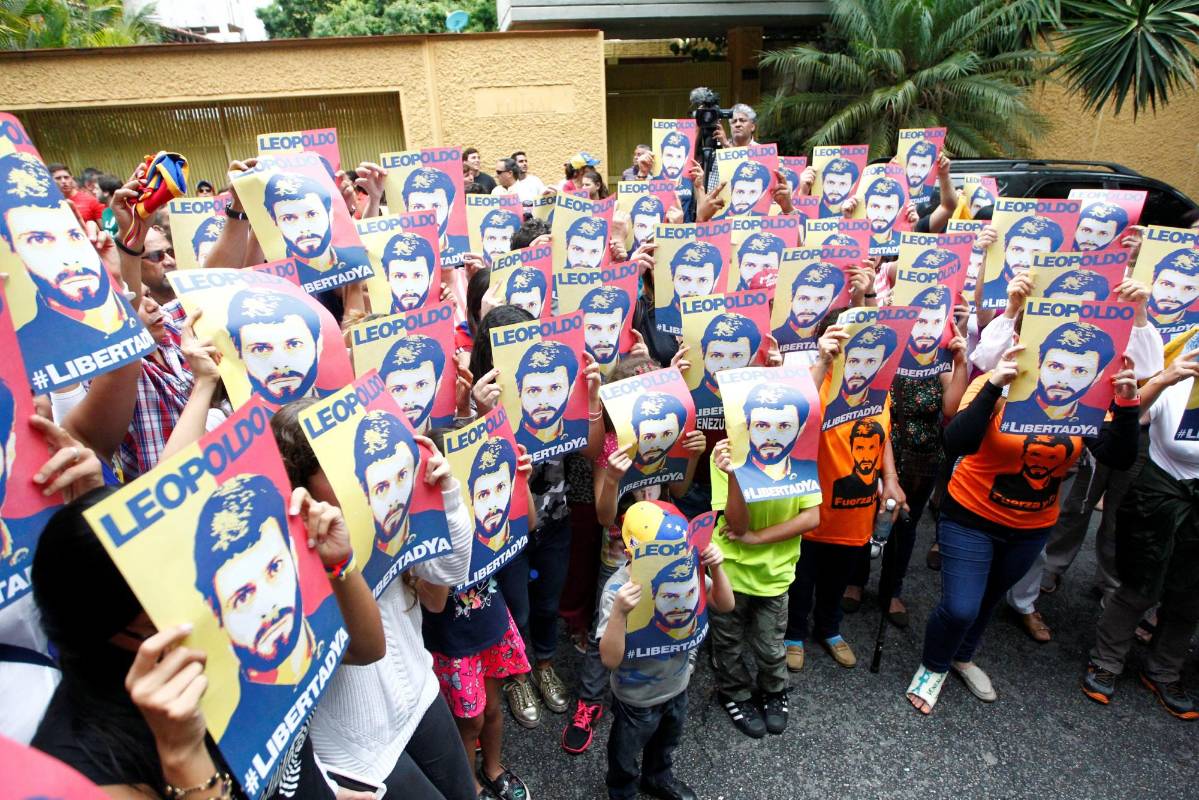 Lágrimas, gritos, consignas: “¡Leopoldo, amigo! ¡El pueblo está contigo!”, coreaba el gentío cuando el líder opositor venezolano Leopoldo López se asomó sobre el muro de su casa, en la primera aparición tras salir de la cárcel para quedar bajo arresto domiciliario. FOTO REUTERS