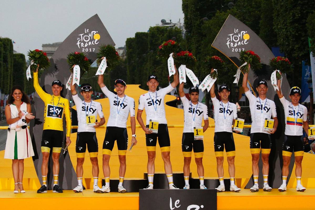 Sergio Luis Henao, el colombiano del equipo ganador (Sky), lució la bandera tricolor en la premiación. FOTO AFP