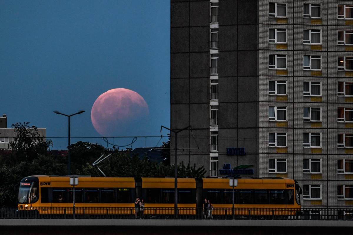 El primer eclipse lunar del año se produjo en la noche del 10 al 11 de febrero, y fue de tipo penumbral. FOTO: Dresde, estado de Sajonia (Alemania). FOTO: Efe. 