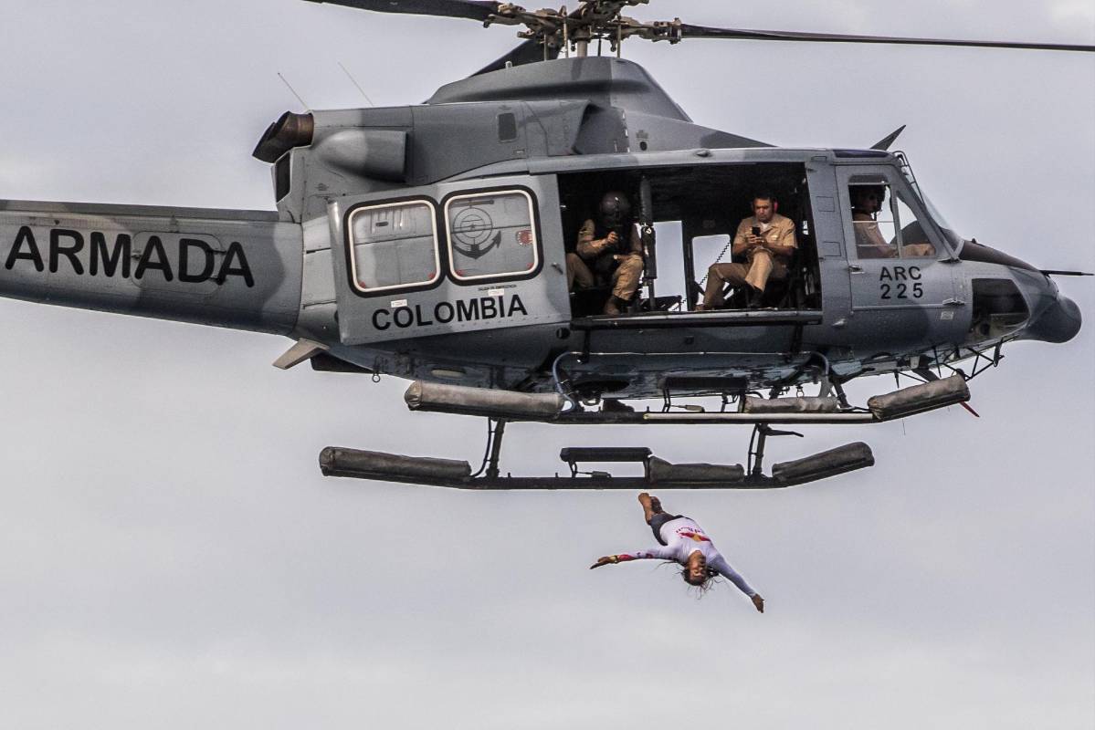 Tras varios años por fuera del país, el clavadista caleño llegó a la isla de San Andrés para saltar desde un helicóptero de la Armada Nacional en medio de arrecifes coralinos. Foto: Maximiliano Blanco