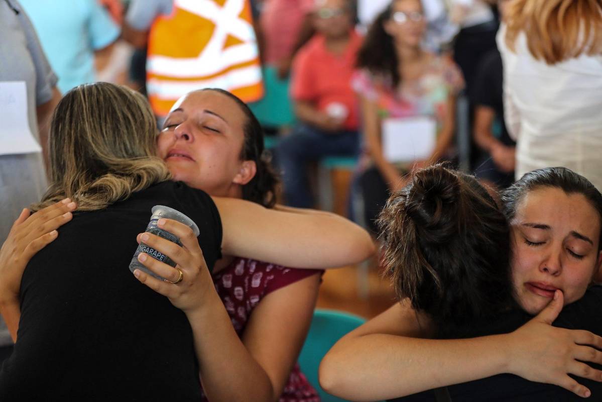 A pesar de que el gobernador de Minas Gerais, Romeu Zema, declaró la noche del viernes que la probabilidad de encontrar supervivientes es mínima, los bomberos señalan que están trabajando en estos momentos para rescatar a unas 15 familias que se encuentran incomunicadas. Foto: EFE/Antonio Lacerda