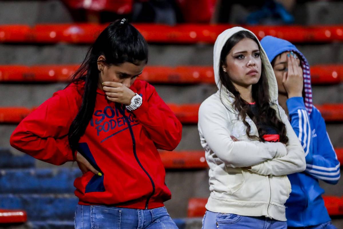 La fanaticada roja que siempre acompaña al equipo ya no soporta más los malos resultados. Foto Jaime Pérez 
