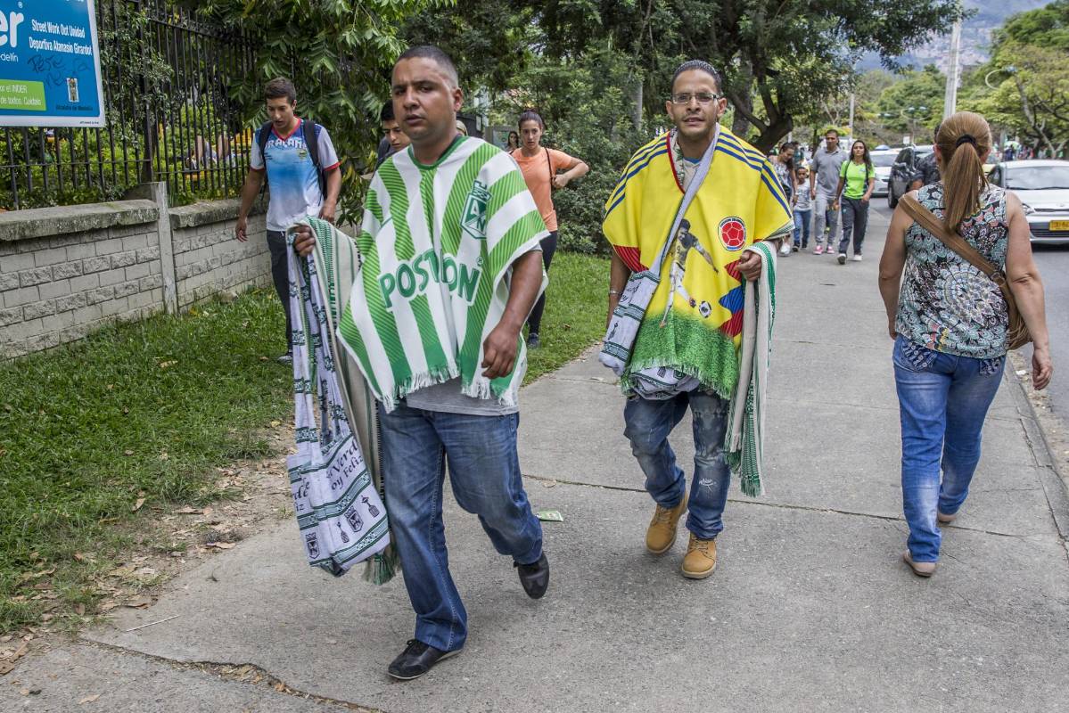 La hinchada de Atlético Nacional comienza a llegar a las inmediaciones del Atanasio Girardot donde tendrá lugar el duelo definitivo ante Tolima. FOTO SANTIAGO MESA