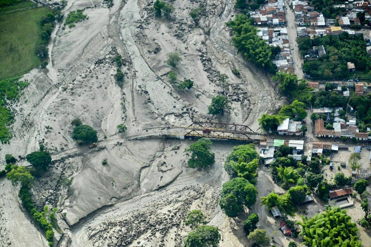 Las autoridades confirmaron este miércoles que son 3 los muertos y 32 los heridos que dejó la noche del martes el desbordamiento del río La Paila en el municipio de Corinto, en Cauca. FOTO AFP