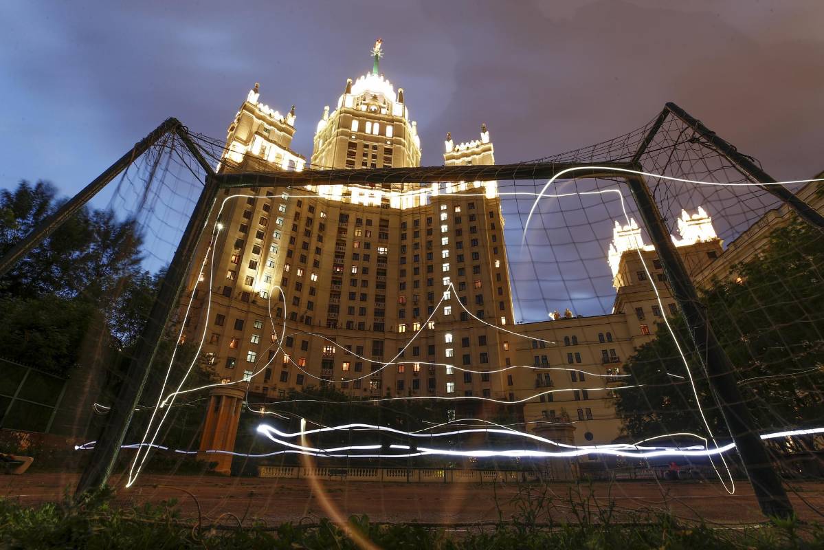 Esta portería de fútbol está ubicada en el patio de un edificio de gran altura de la era de Stalin en Moscú, Rusia. Foto: REUTERS / Maxim Shemetov