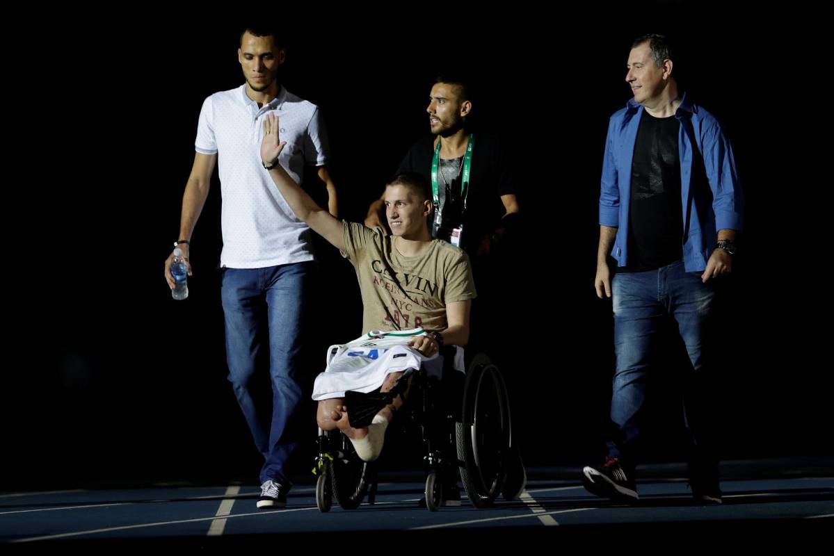 Los cuatro supervivientes del accidente, el portero Jackson Follmann, los defensas Neto y Alan Ruschel y el periodista Rafael Henzel fueron homenajeados antes del partido. FOTO REUTERS