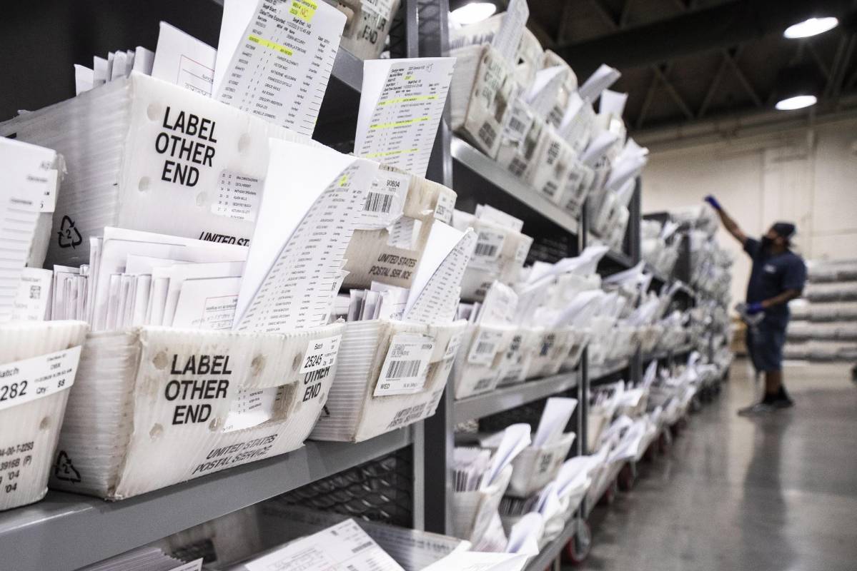 Aproximadamente 100 millones de estadounidenses han acudido a las urnas de manera anticipada, lo que representa un 72% del censo que acudió a votar en la pasada elección. Foto. EFE / EPA.