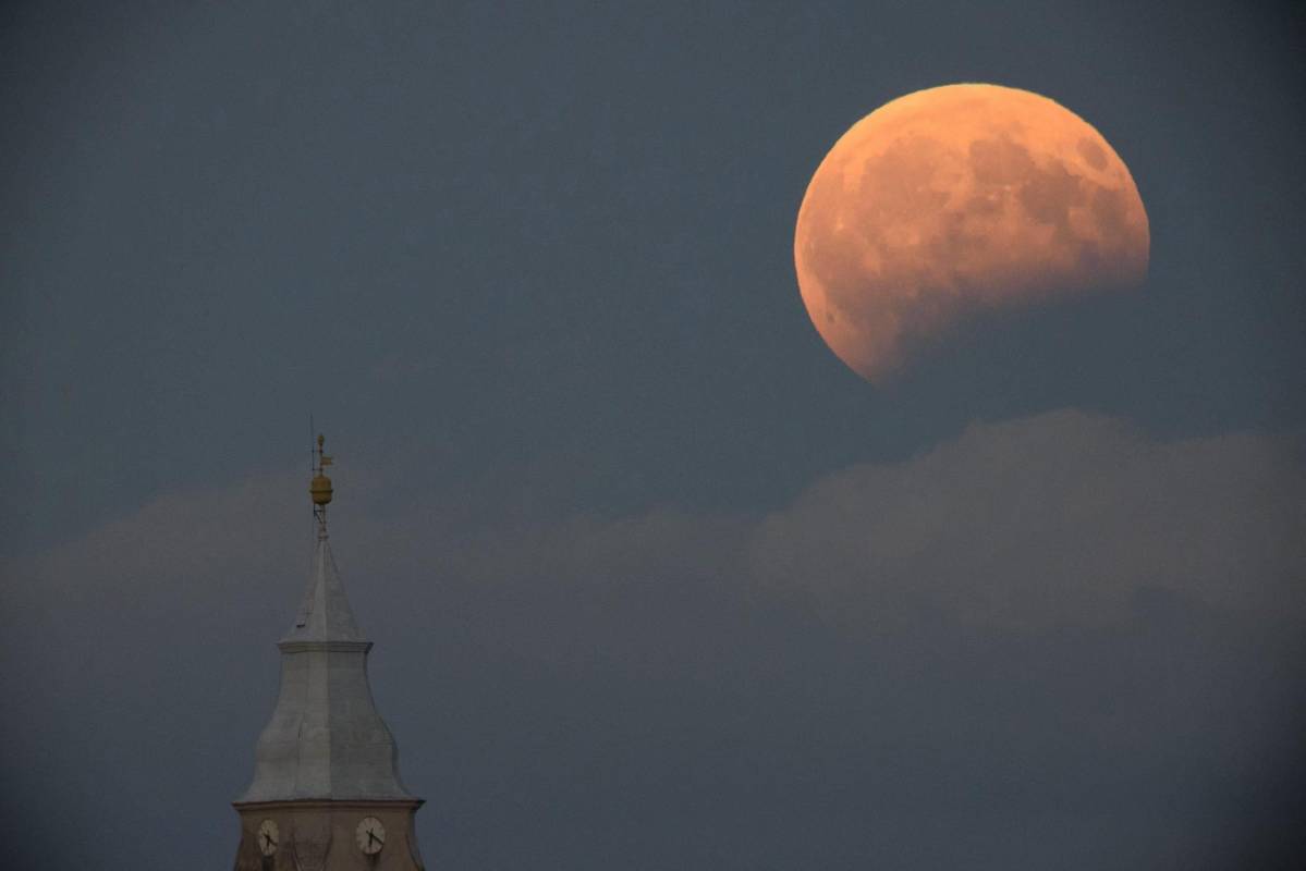 Vista del eclipse lunar parcial desde la localidad de Tiszafoldvar, a 144 km al sureste de Budapest (Hungría) en la noche del 7 de agosto de 2017. FOTO: Efe
