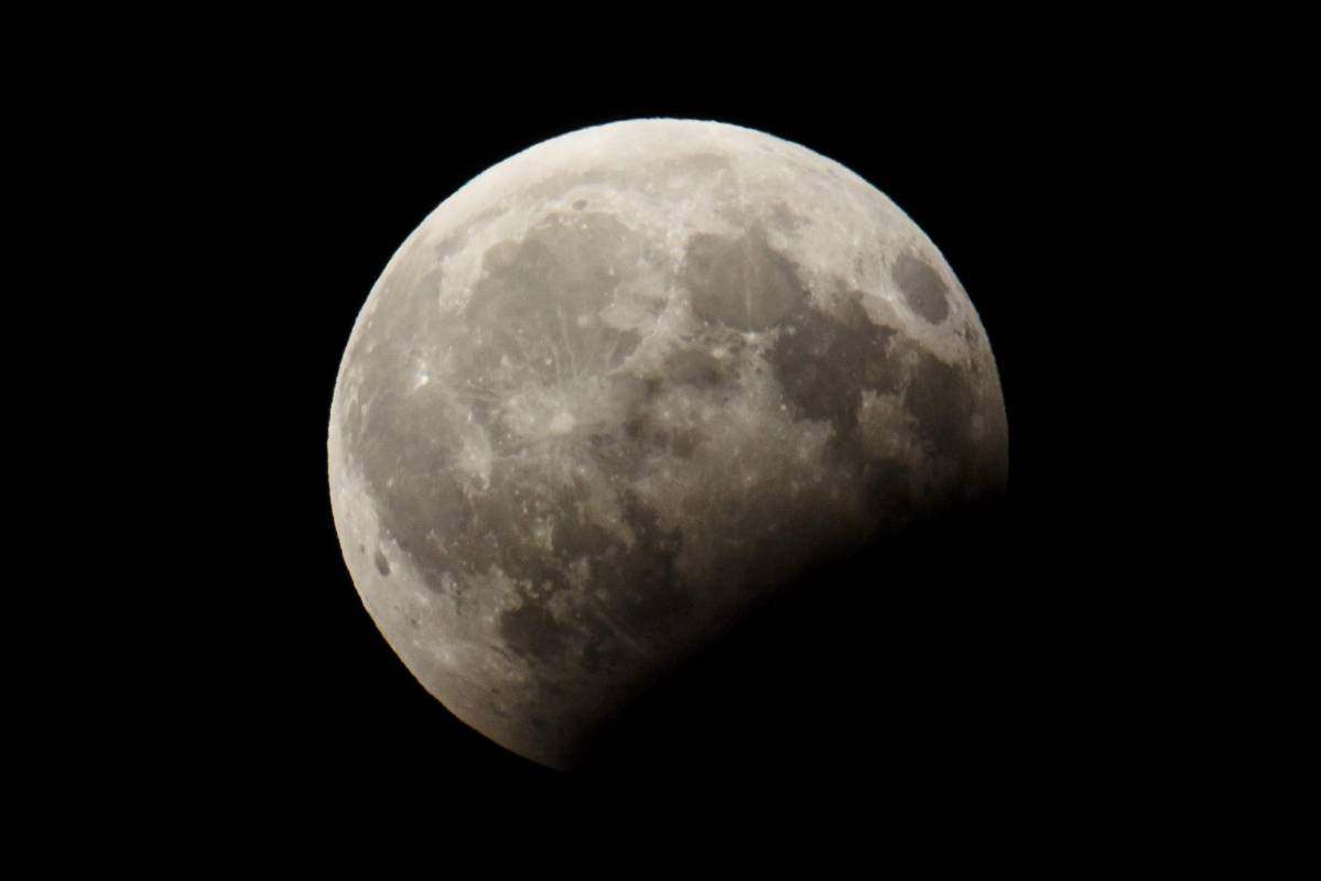 Un eclipse lunar es un fenómeno que se produce cuando se alinean el Sol, la Tierra y la Luna, y entonces la Luna atraviesa la sombra que proyecta la Tierra, que se encuentra entre ambos astros. FOTO: Efe