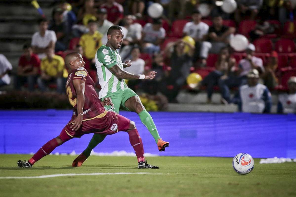 Una genialidad del atacante Dayro Moreno le dio la ventaja al verde este miércoles 1-0 ante el Tolima en la ciudad de Ibagué. Foto: Luisa González, Colprensa