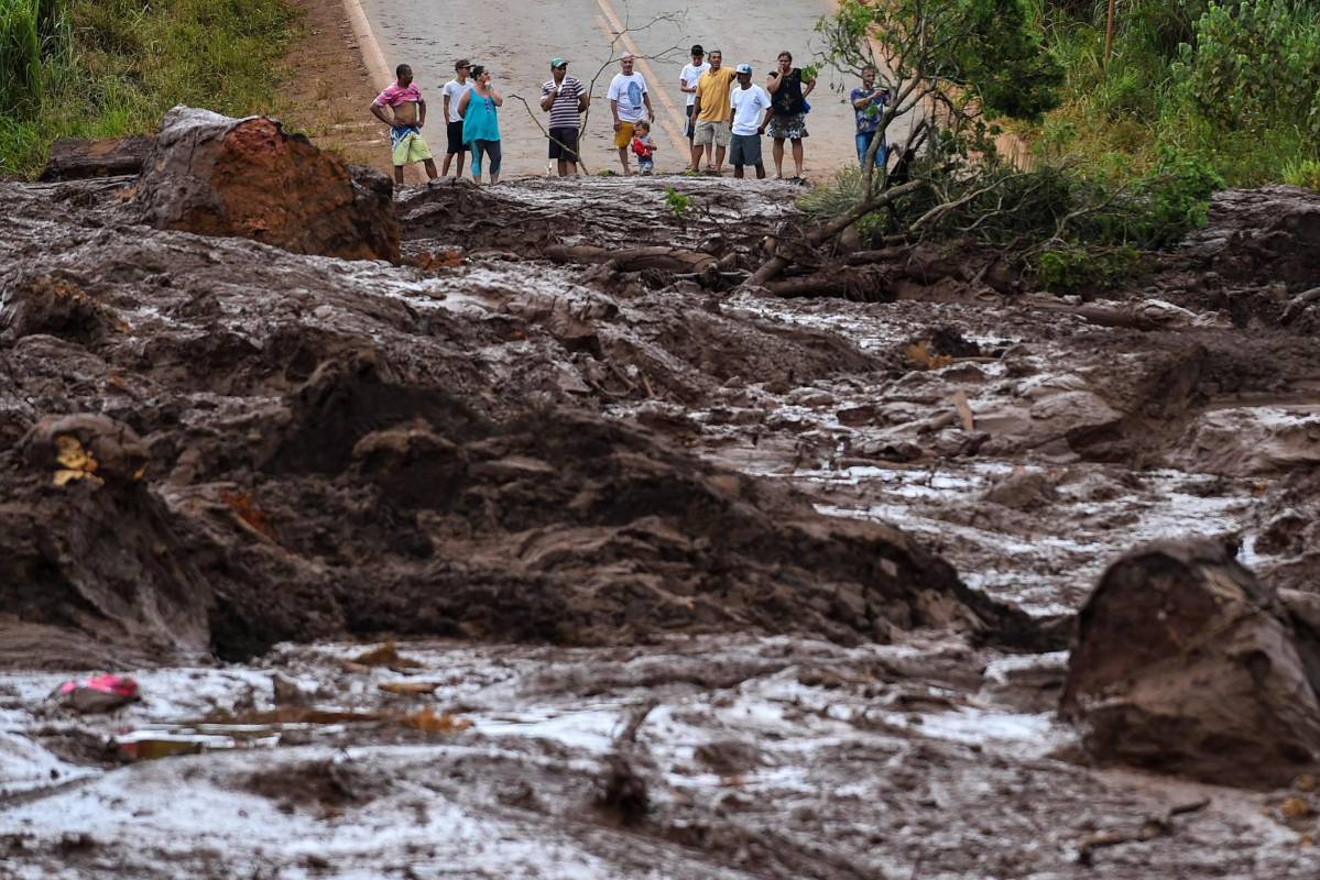 En el mismo lugar hace tres años se produjo el peor desastre ambiental de este país y el siniestro rememoró la ruptura en noviembre de 2015 de la represa de Mariana, a 125 km de distancia, que dejó 19 muertos y generó una corriente de residuos que contaminó tierras y ríos en dos estados brasileños a lo largo del río Doce. Foto: EFE/Yuri Edmundo