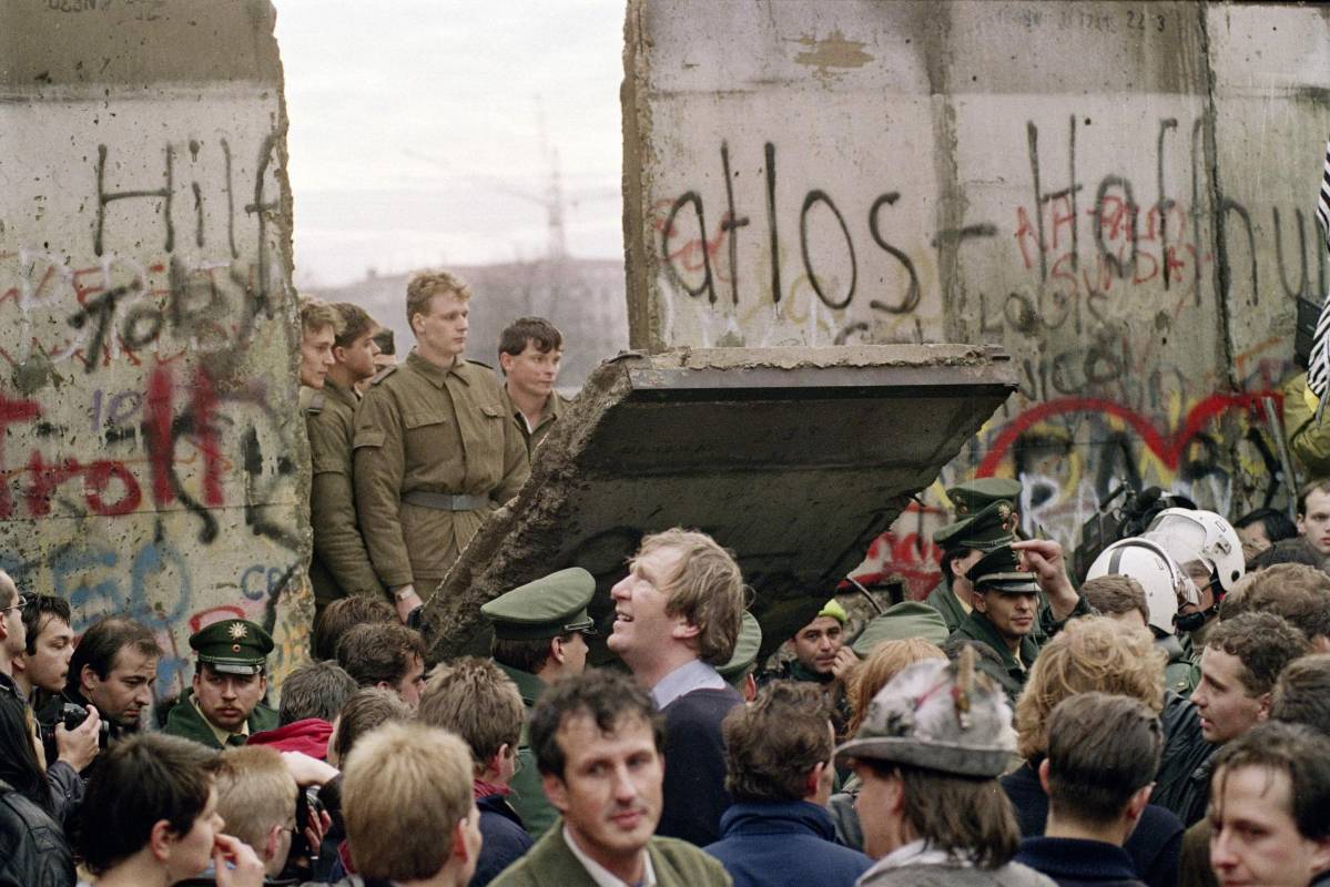 Berlineses occidentales se amontonan frente al muro de Berlín mientras observan a guardias fronterizos de Alemania Oriental. Foto de archivo tomada el 11 de noviembre de 1989. FOTO AFP