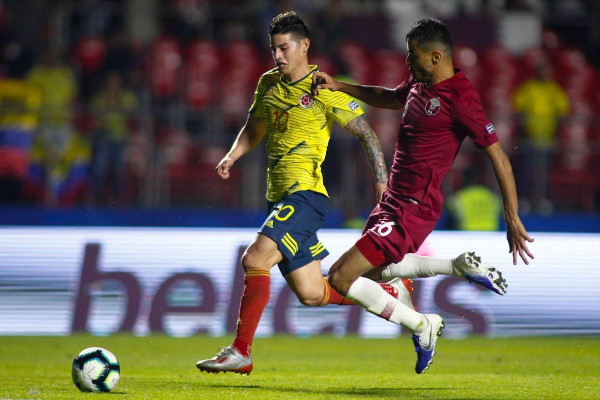 James Rodriguez y Boualem Khoukhi pelean por el balón durante el partido. FOTO AFP