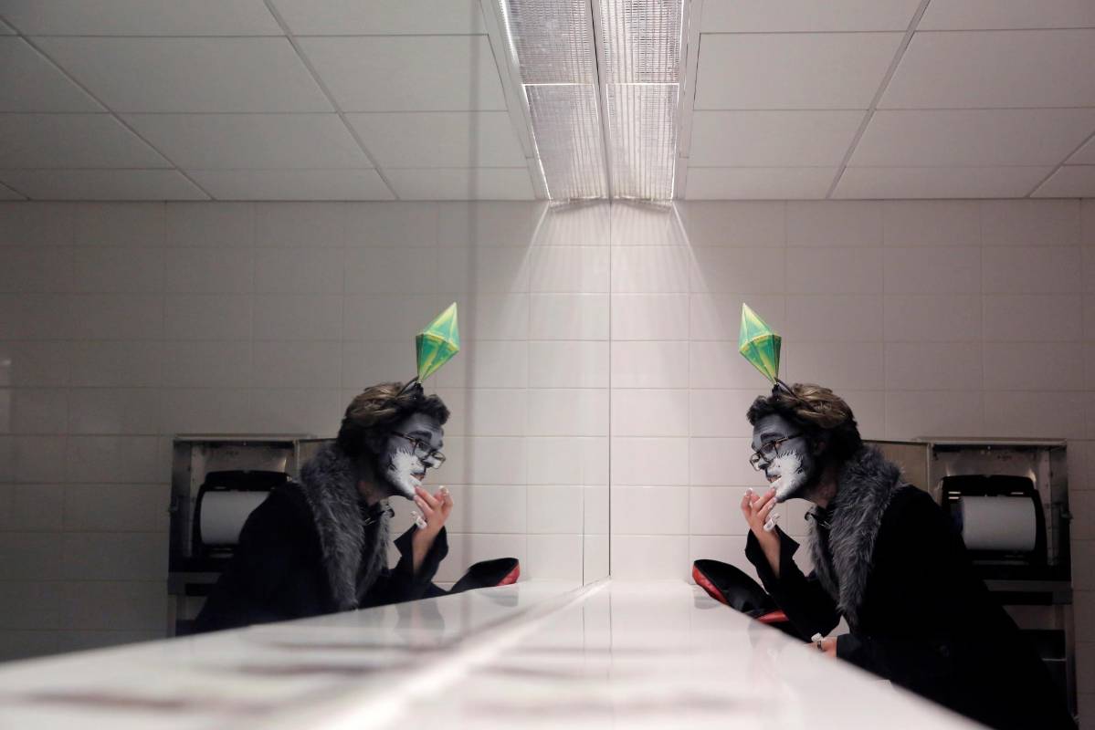Retocar el maquillaje es una de las necesidades de los “cosplay”. FOTO Reuters