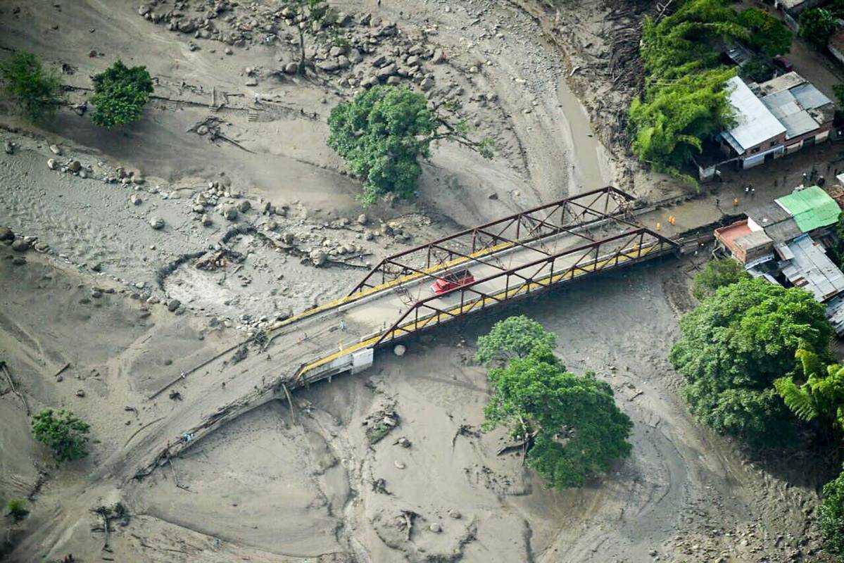 También, se iniciaron las labores de limpieza y remoción de escombros en las calles de Corinto para hacer “la descolmatación del río y el encauce del mismo con el propósito de evitar nuevas emergencias”, precisó la Unidad Nacional para la Gestión del Riesgo de Desastres. FOTO AFP