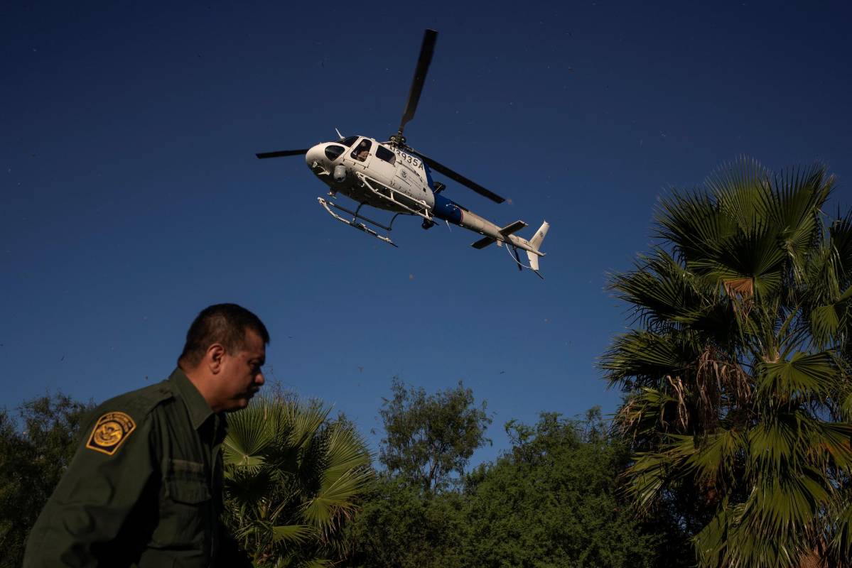 En difíciles condiciones de calor, hambre y deshidratación, los migrantes de Centro y Suramerica tratan de cruzar desde México hacia el norte, bajo el constante asedio de las autoridades norteamericanas que buscan evitar la llegada de estos grupos de familias que no tienen la visa para entrar al país. Foto: REUTERS