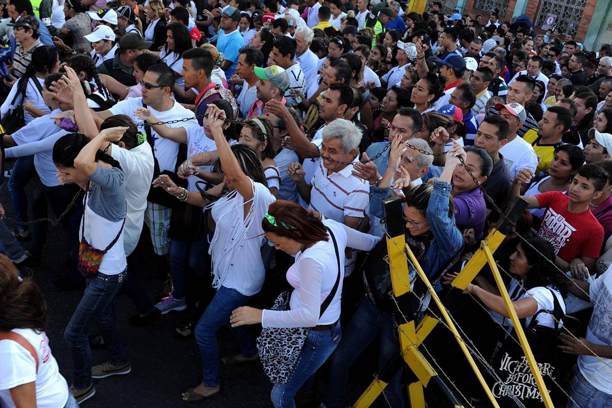 El pasado miércoles, el presidente colombiano, Juan Manuel Santos, visito Cúcuta junto con su canciller, María Ángela Holguín, y anunció que buscará dialogar con Maduro con el fin de conseguir la reapertura de los pasos fronterizos. FOTO AFP