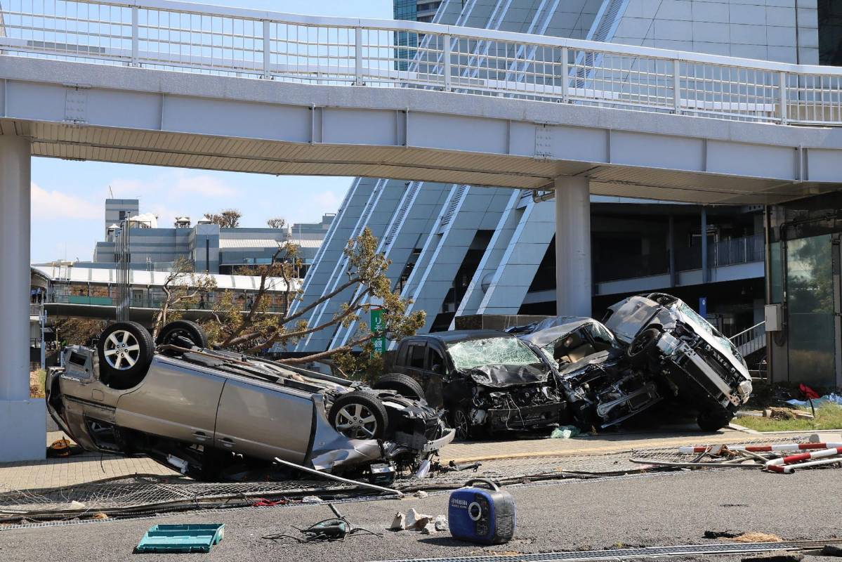 El aeropuerto de Kansai, situado en una isla artificial en el mar, quedó inundado y tuvo que cerrar con 3.000 pasajeros y varios centenares de empleados en su interior. FOTO AFP