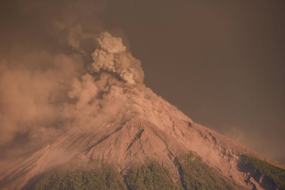 El aumento efusivo de la actividad llevó a que diferentes entidades de socorro y voluntarios evacuaran a 3.925 personas de comunidades de los departamentos de Escuintla, Sacatepéquez y Chimaltenango, cercanas al volcán.