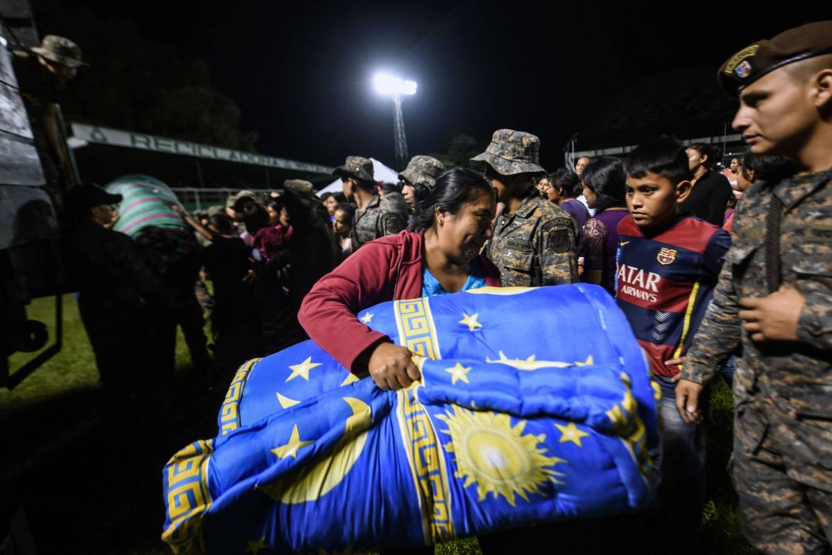 También cubrió de ceniza varios poblados ubicados a decenas de kilómetros y obligó al cierre del aeropuerto internacional. De esa erupción, 3.343 personas siguen en refugios temporales a la espera de que el gobierno construya un proyecto de viviendas.