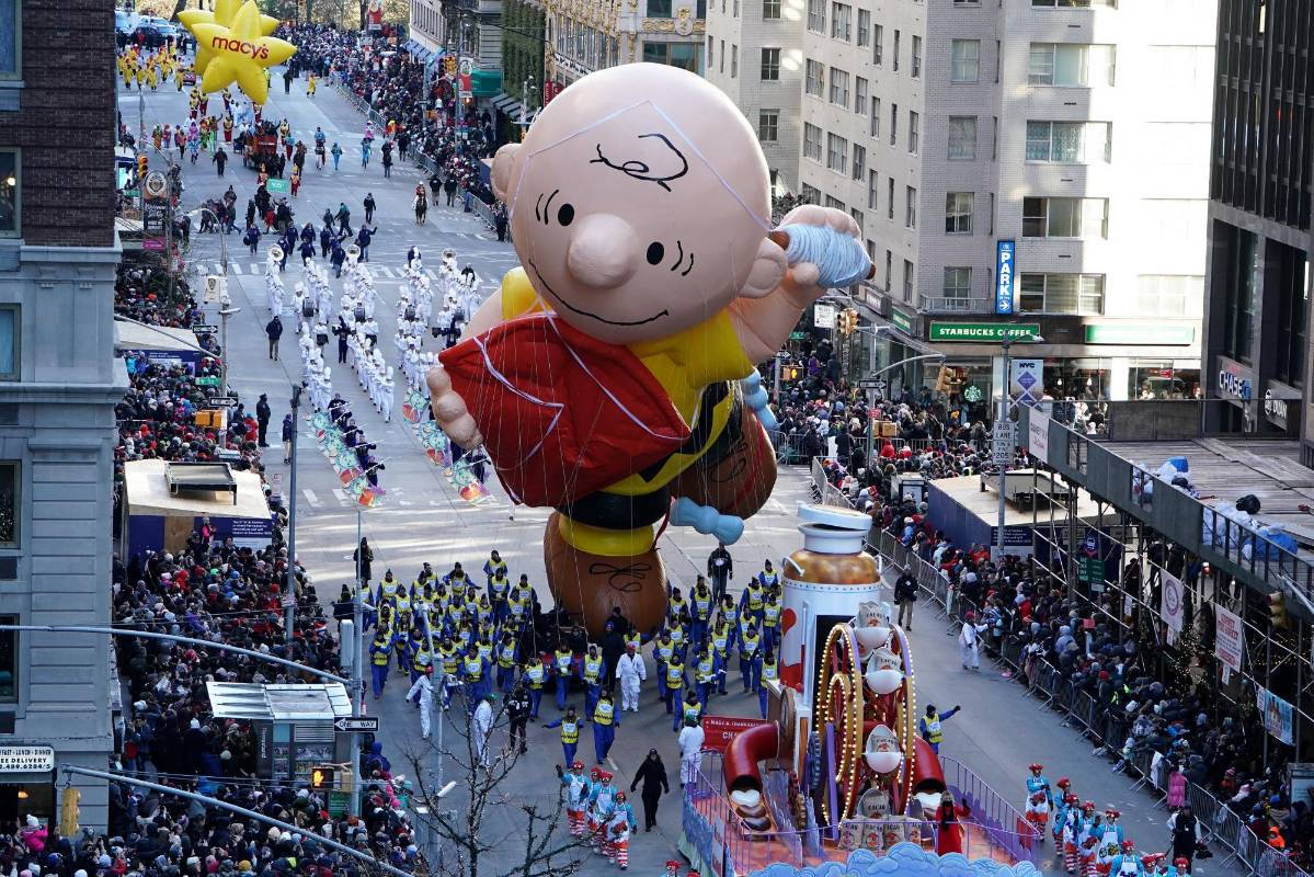 A primera hora de esta mañana, con una temperatura de siete grados bajo cero, se dudaba incluso sobre la viabilidad del evento, que desde hace 92 organiza la cadena de grandes almacenes Macys, debido al viento, lo que podía imposibilitar alzar los globos gigantes y que acrecentaban la sensación de frío.