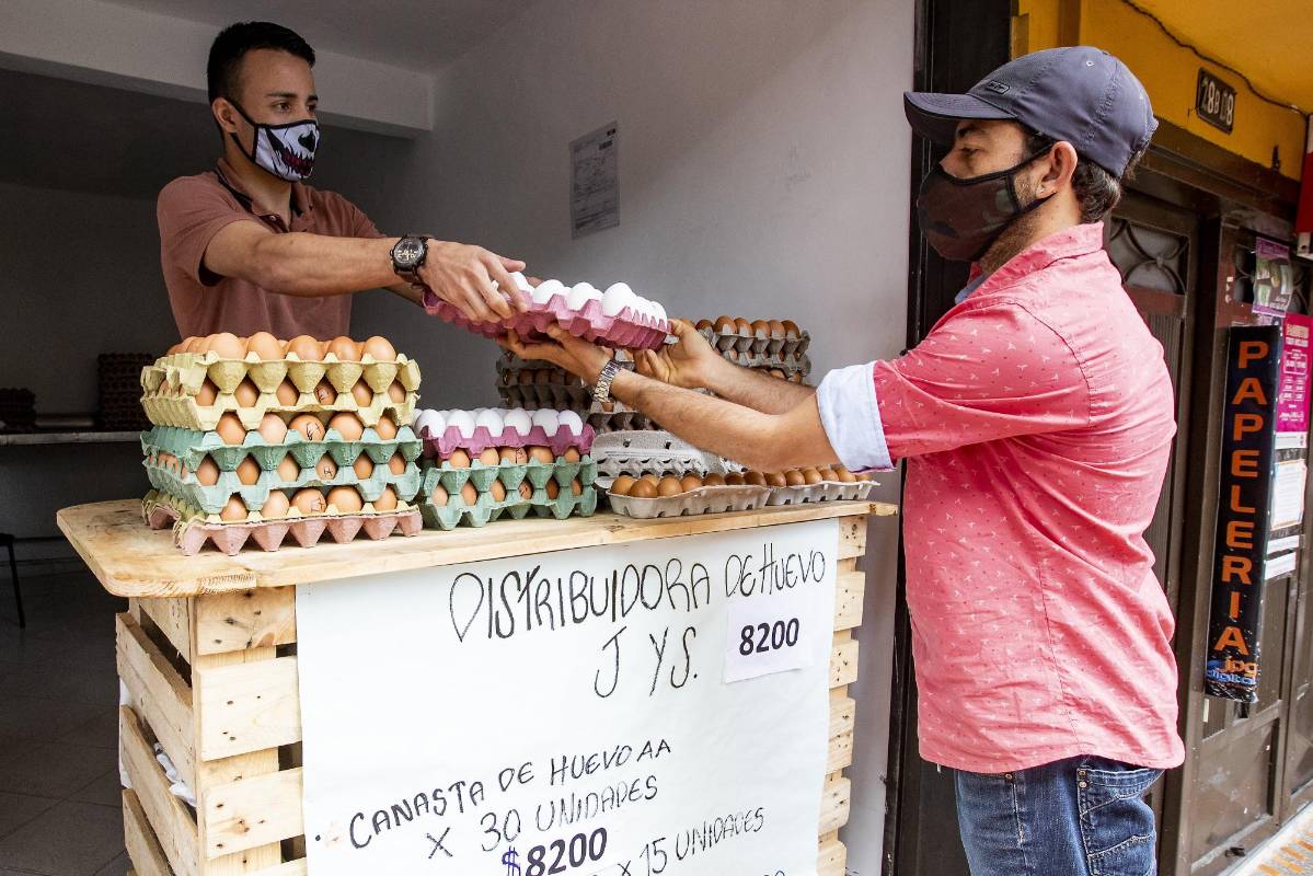 Las tiendas de barrio son la columna vertebral del comercio de esos elementos básicos de la canasta familiar. Foto: Jaime Pérez