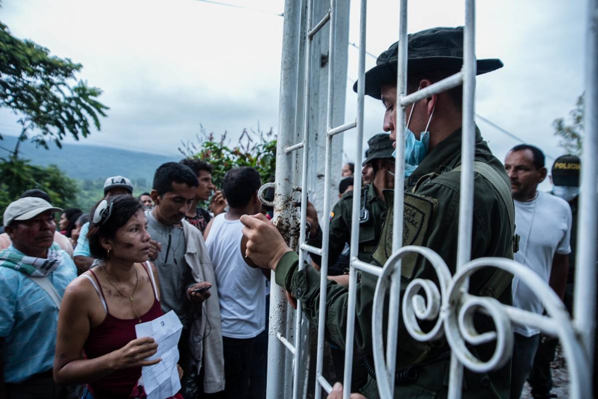 Para ingresar al cementerio hay que hacer fila, para poder identificar los cuerpos también y para que se los entregue hay que esperar mínimo dos días, lo que genera malestar en las familias. Foto: Andrés Cardona