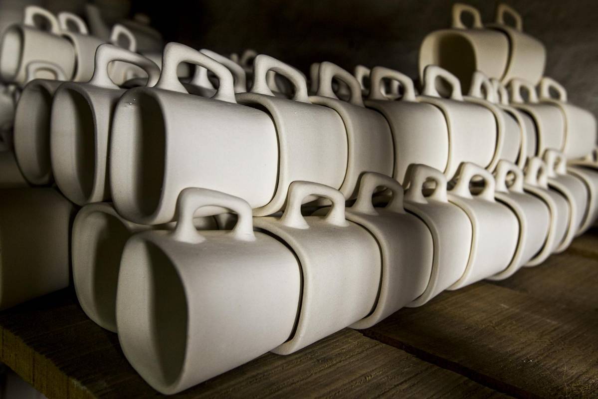 Su venta ya es reconocida en el oriente de Antioquia y atrae a turistas nacionales y extranjeros que pueden visitar los talleres para ver cómo se da forma a las vajillas de colores. Foto: Jaime Pérez