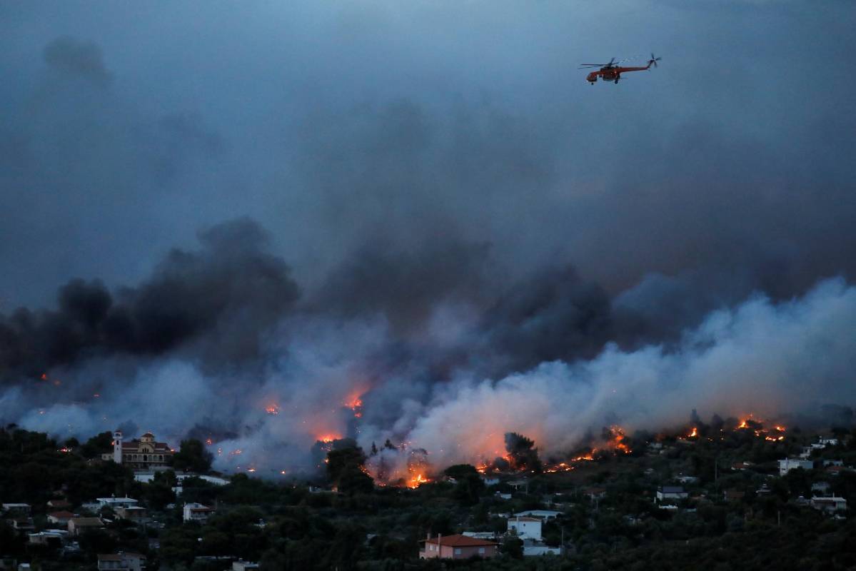 Grecia activó el mecanismo europeo de protección civil para obtener ayuda de sus socios. El portavoz del gobierno, Dimitris Tzanakopoulos, anunció que España enviaría al país dos aviones, y Chipre un equipo de 60 bomberos. FOTO: REUTERS