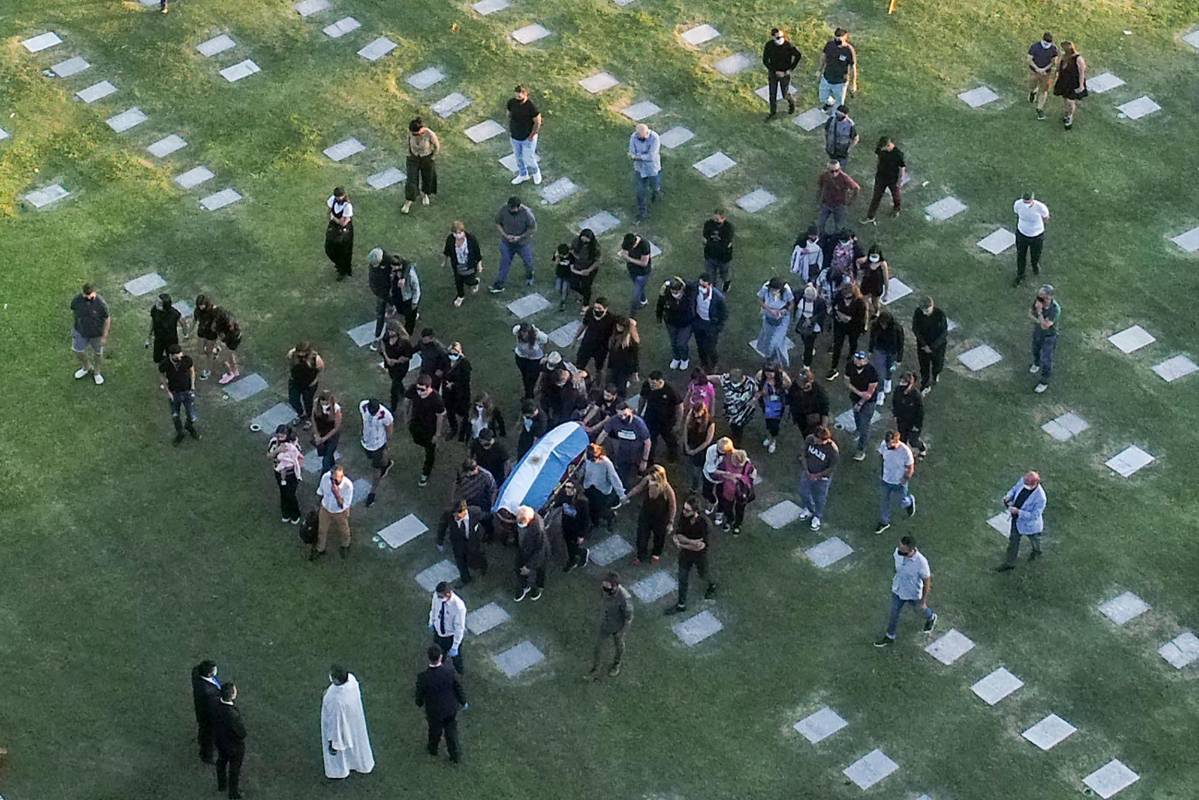 Fanáticos en el mundo le rindieron tributo a la leyenda del fútbol argentino Diego Armando Maradona enterrado en las afueras de Buenos Aires. El cortejo fúnebre recorrió unos 40 km desde la Casa Rosada, sede del Ejecutivo, donde se realizó la velación. Foto: AFP