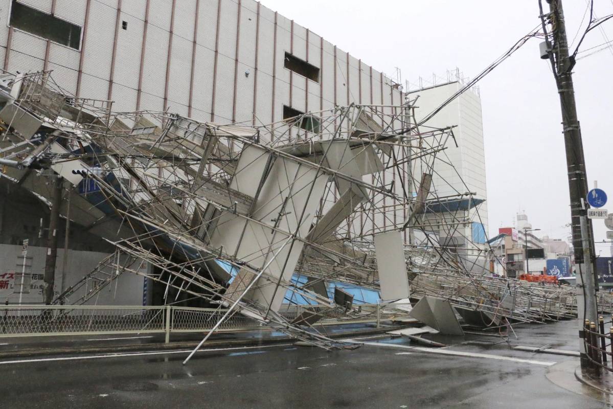 La región de Osaka ha sido la más afectada con numerosos edificios dañados, postes eléctricos rotos, árboles arrancados y tejados destrozados, como en la estación de Kyoto. Según la agencia de prensa Jiji, cinco de los fallecidos se hallaban en esa zona. FOTO REUTERS
