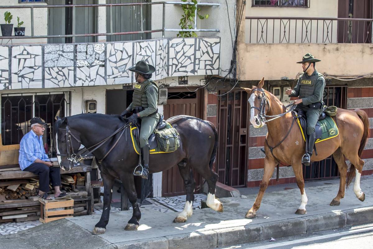 Vías principales como la Regional y Las Vegas, aledañas a las estaciones del metro, tuvieron un refuerzo de seguridad con militares y carabineros. FOTOS JUAN ANTONIO SÁNCHEZ
