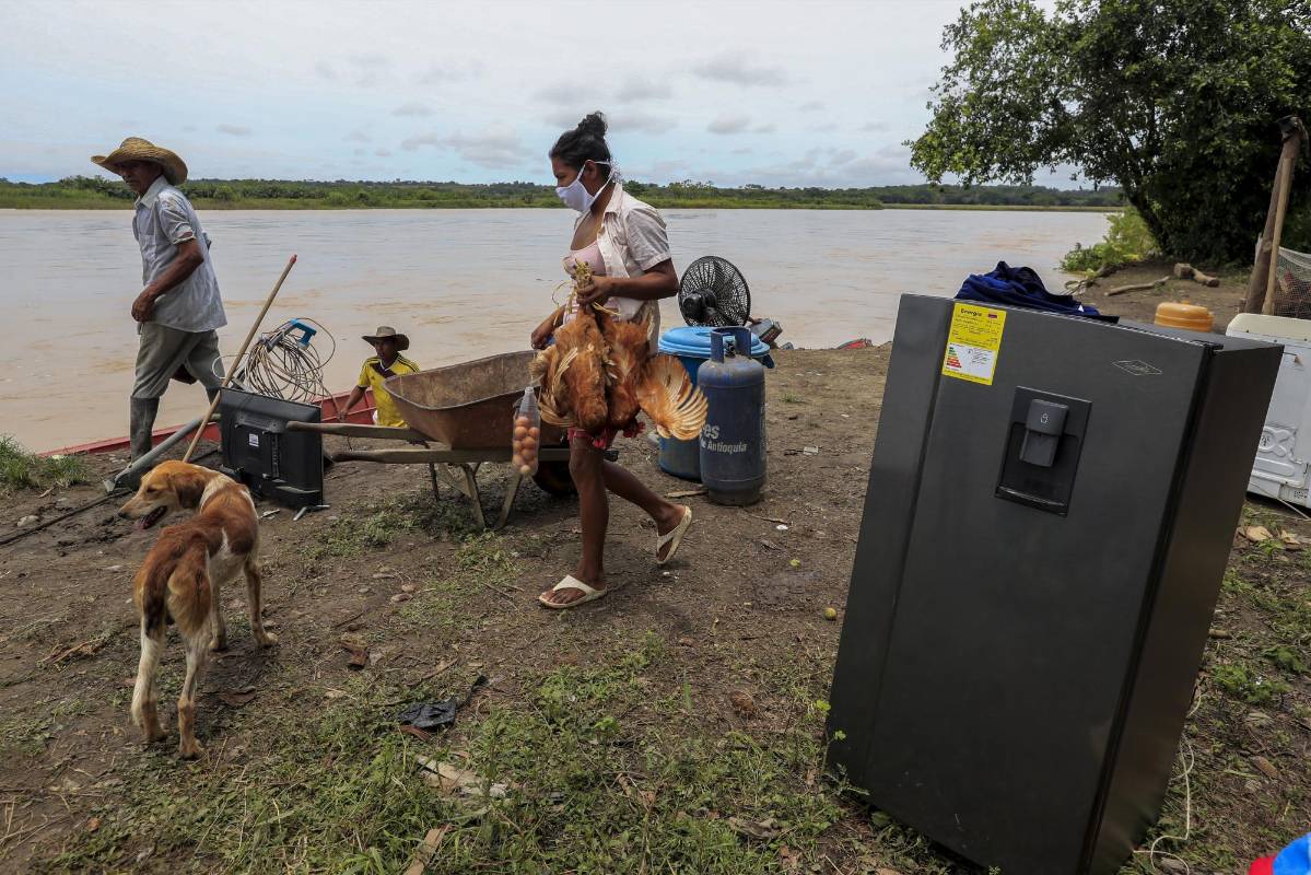 En un caserío conocido como La Isla de la Amargura de Cáceres, Antioquia, el clan del golfo amenazó a sus pobladores, todos ellos campesinos, el pasado 2 de septiembre lo que causó una salida masiva por temor a represalias de este grupo armado ilegal. Hoy este lugar está vacío. Foto: Jaime Pérez, enviado especial.