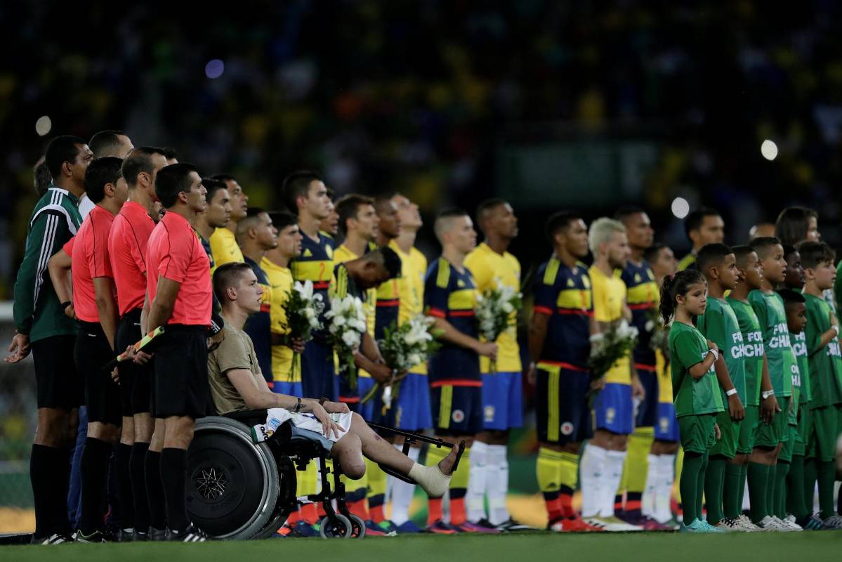 El partido se jugó ante 18.600 personas, y dejó una recaudación de 570.000 dólares. Los fondos se destinarán a las familias de las víctimas del accidente aéreo. FOTO REUTERS