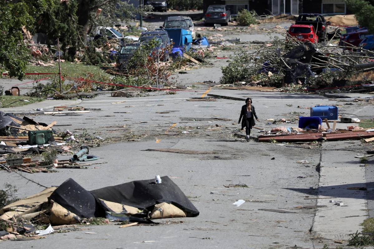 En las primeras imágenes publicadas en las redes sociales se puede ver como las rachas de viento, de cerca de 200 km/h, según estimaciones meteorológicas, dañaron decenas de casas, arrancando el tejado de algunas de ellas. FOTO REUTERS