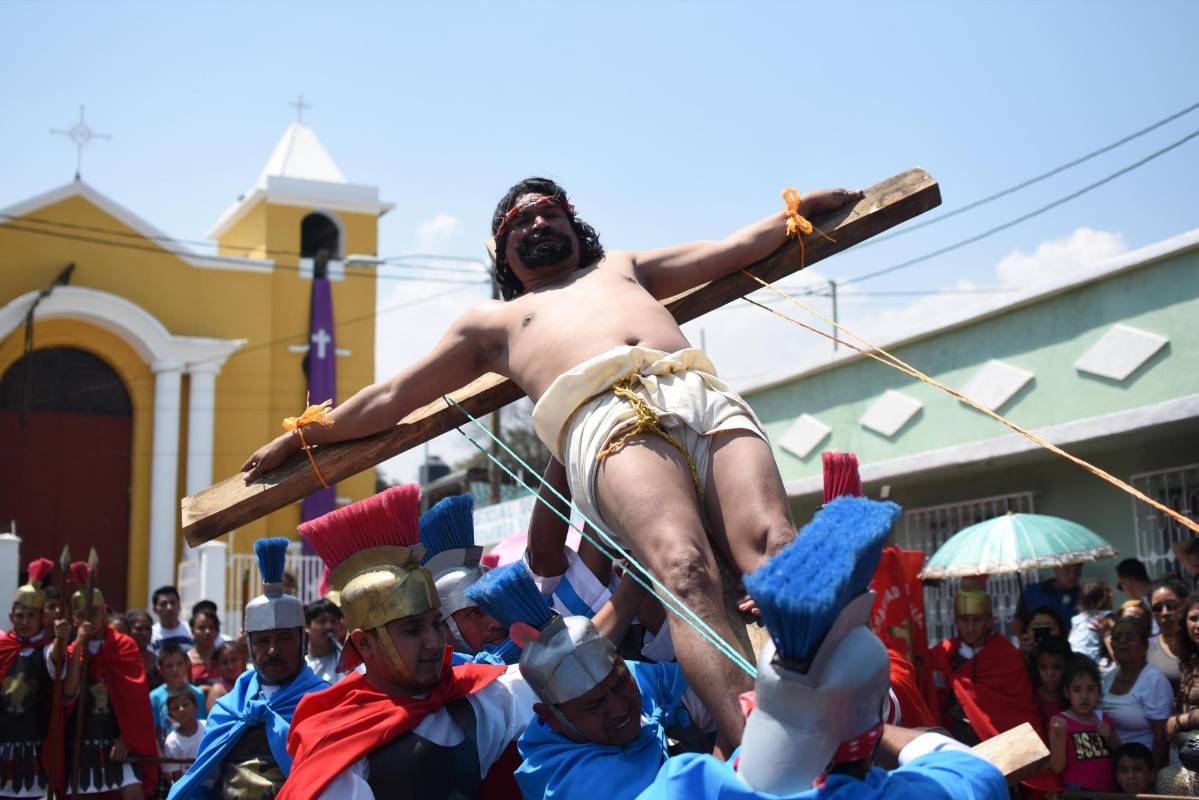 Varios actores representan el viacrucis en la calles del municipio de Villa Nueva (Guatemala). FOTO AFP 
