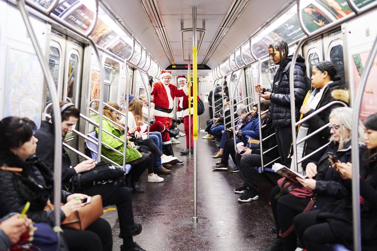 Se prohibió el consumo de bebidas alcohólicas en el metro. Foto GABBY JONES - Efe 