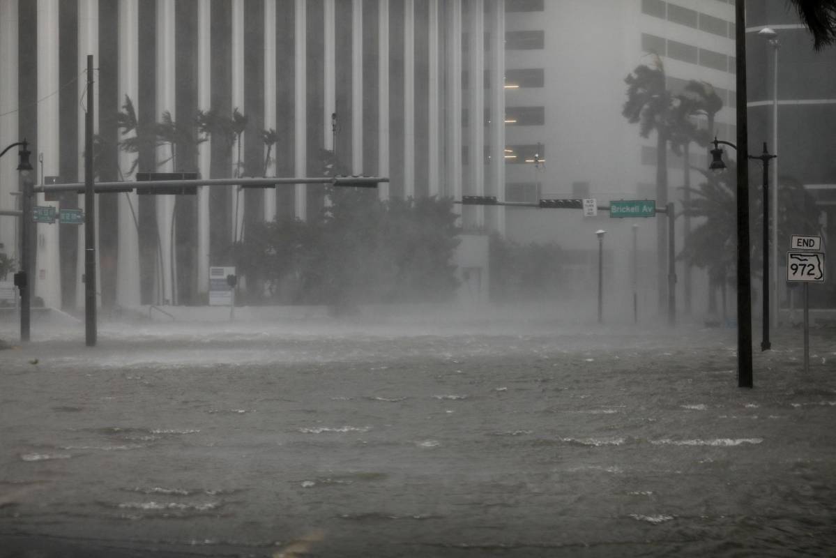 Donald Trump declaró este domingo el estado de catástrofe natural en Florida para socorrer a la península azotada por el gigantesco huracán Irma. FOTO REUTERS