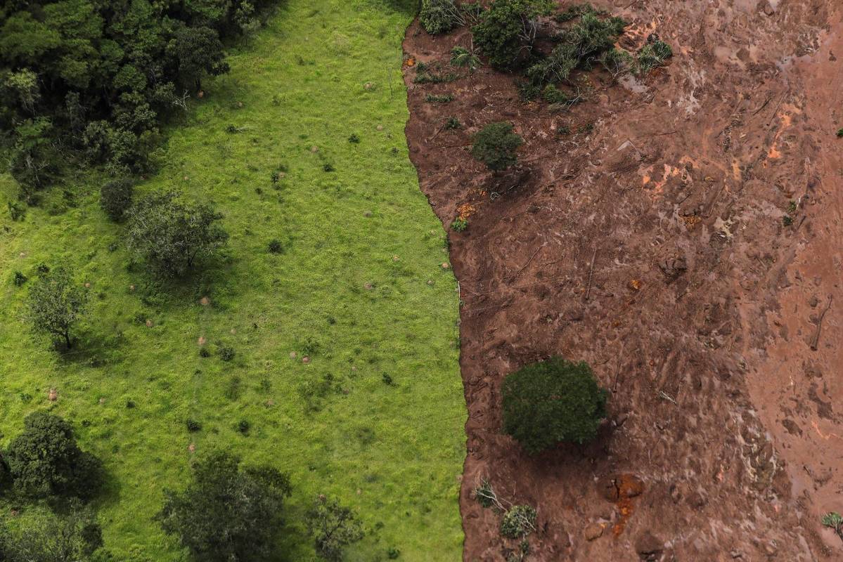 En el mismo lugar hace tres años se produjo el peor desastre ambiental de este país y el siniestro rememoró la ruptura en noviembre de 2015 de la represa de Mariana, a 125 km de distancia, que dejó 19 muertos y generó una corriente de residuos que contaminó tierras y ríos en dos estados brasileños a lo largo del río Doce. Foto: EFE/Antonio Lacerda
