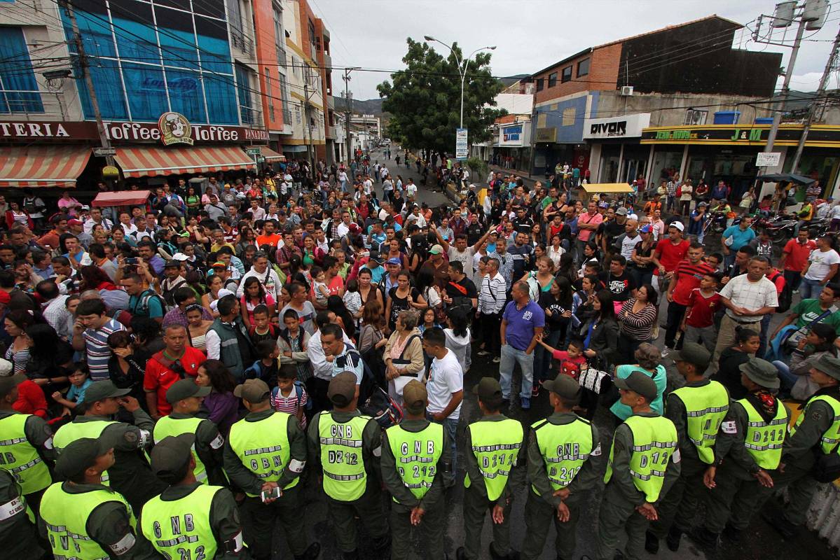 En total, unas 44.000 personas entraron a Colombia el sábado, según datos facilitados por Migración Colombia. FOTO AFP